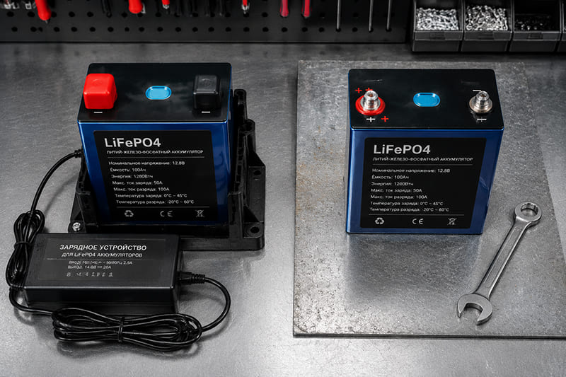 Два LiFePO4 аккумулятора на верстаке